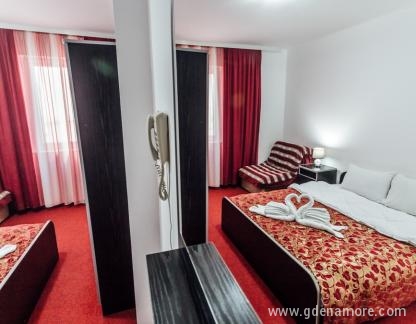 Hotel Azzurro, Economy trokrevetna soba, privatni smeštaj u mestu Herceg Novi, Crna Gora